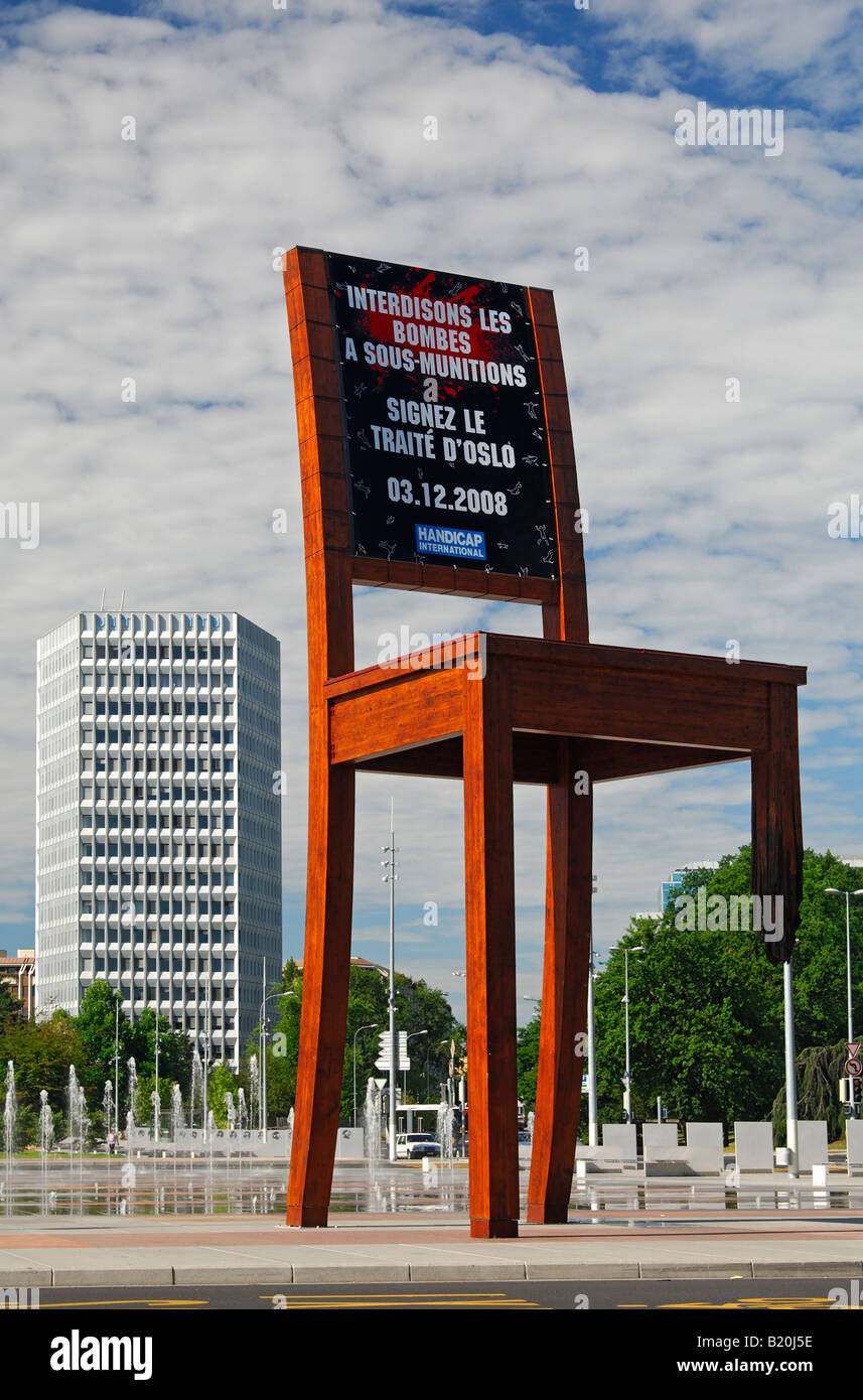 Acción de la ONG Handicap International exigiendo la firma del tratado para la prohibición de las bombas de racimo en Oslo, Ginebra, Suiza. Foto de stock