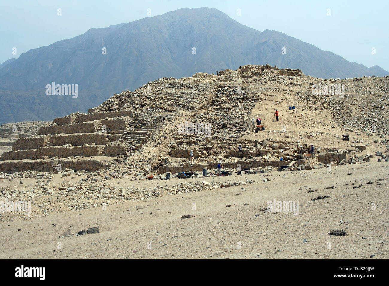La cantera de la pirámide en el sitio arqueológico de Caral cerca de Barranca, al norte de Lima Perú. Una de las ciudades más antiguas de las Américas Fotografía de stock -