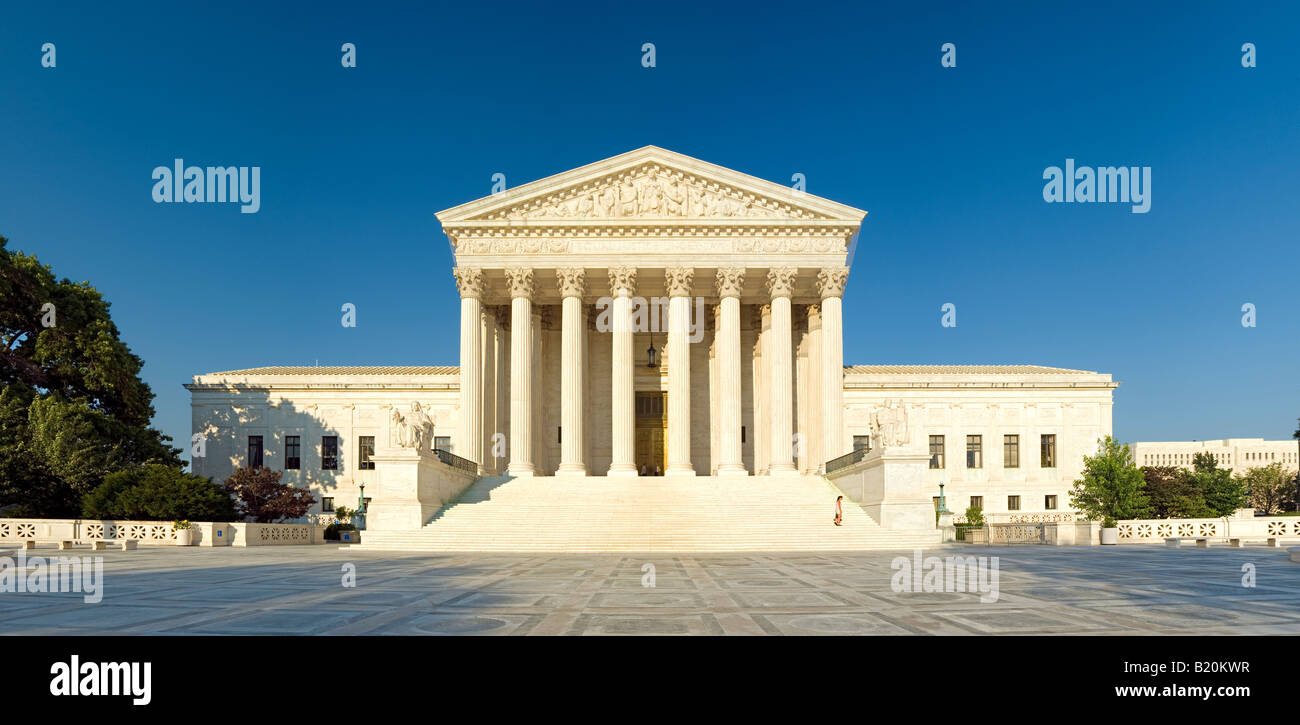 Edificio de la Corte Suprema de Estados Unidos en Capitol Hill, Washington DC, Alta resolución panorámica con el azul claro del cielo y por la tarde la luz del sol Foto de stock