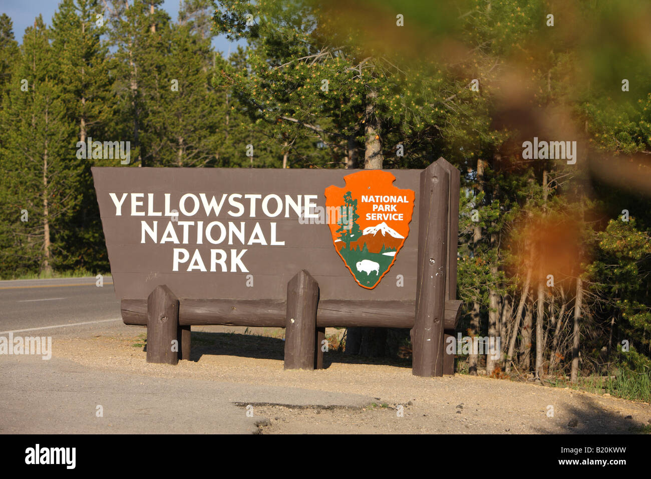 Cartel a la entrada oeste del Parque Nacional Yellowstone West Yellowstone, Idaho, EE.UU. Foto de stock