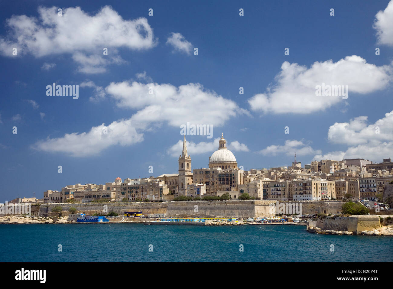 Summer View de la Ciudad de La Valetta de Malta Misda Harbour Town en la región central de la isla de Malta. Foto de stock