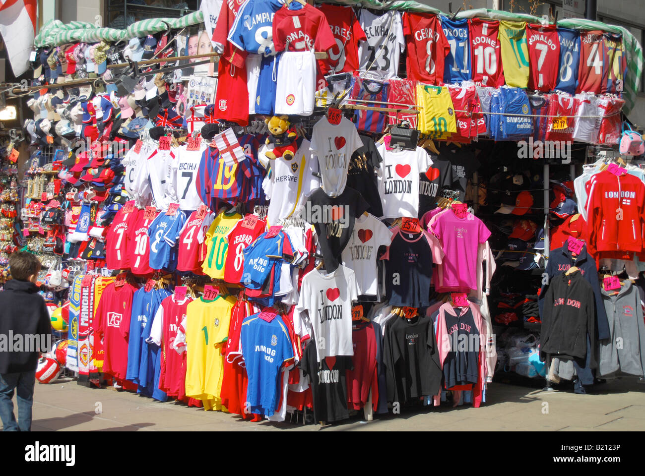 Camisetas de fútbol, gorras, puesto en el mercado, la calle de cala, Oxford  street, establo, stand Fotografía de stock - Alamy