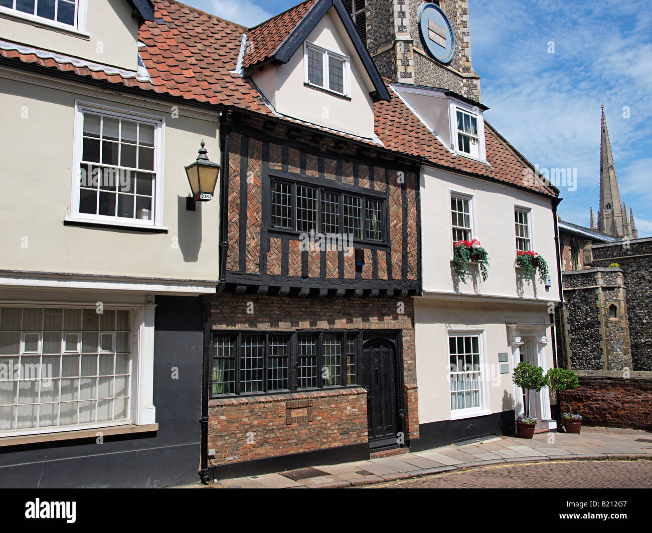 Casas en Princes Street, con vistas de la catedral de Norwich detrás de Norfolk Inglaterra Foto de stock
