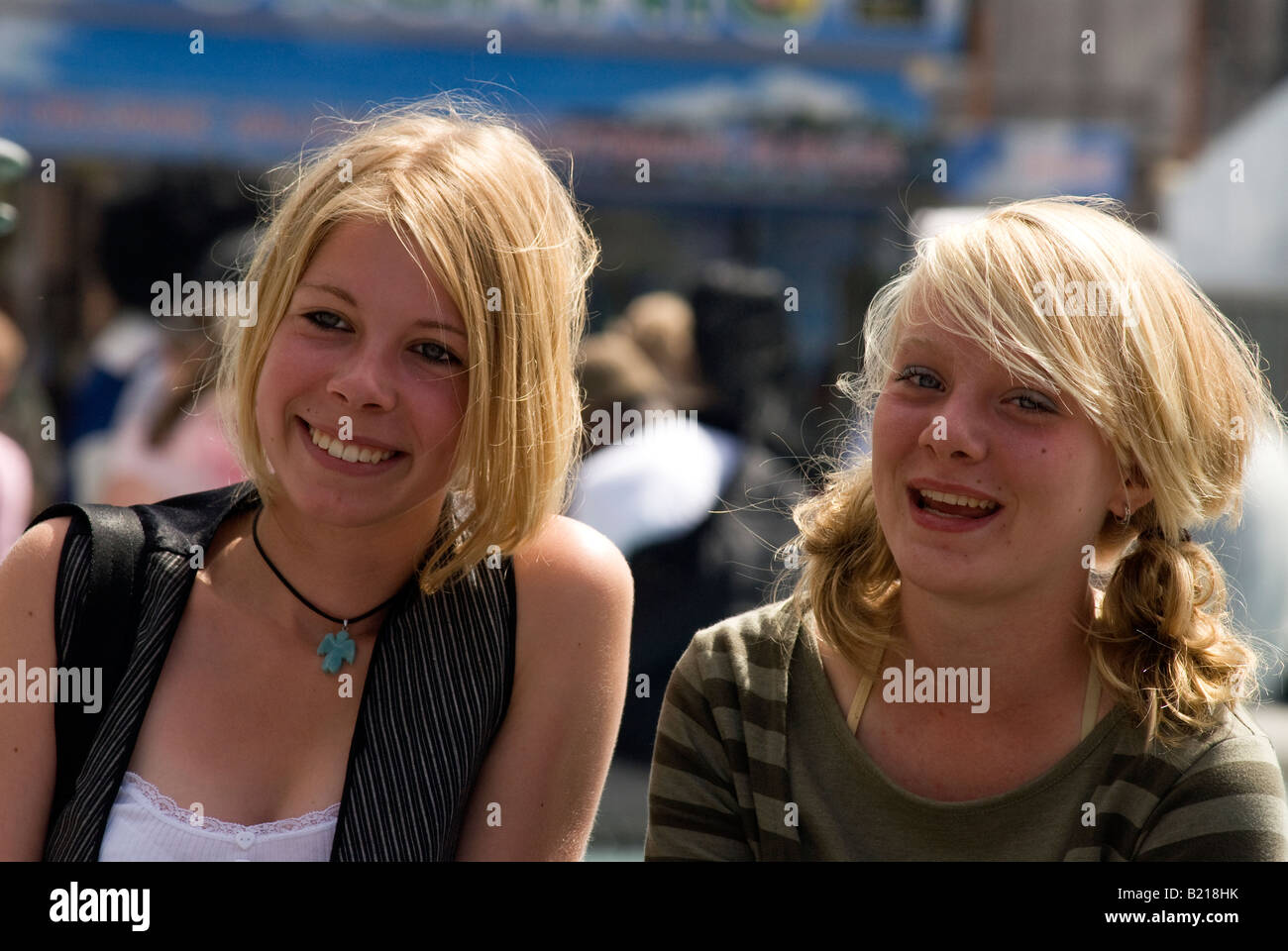 Dos mujeres jóvenes en el Orgullo Gay Londres Sábado 5 de julio de 2008 Foto de stock