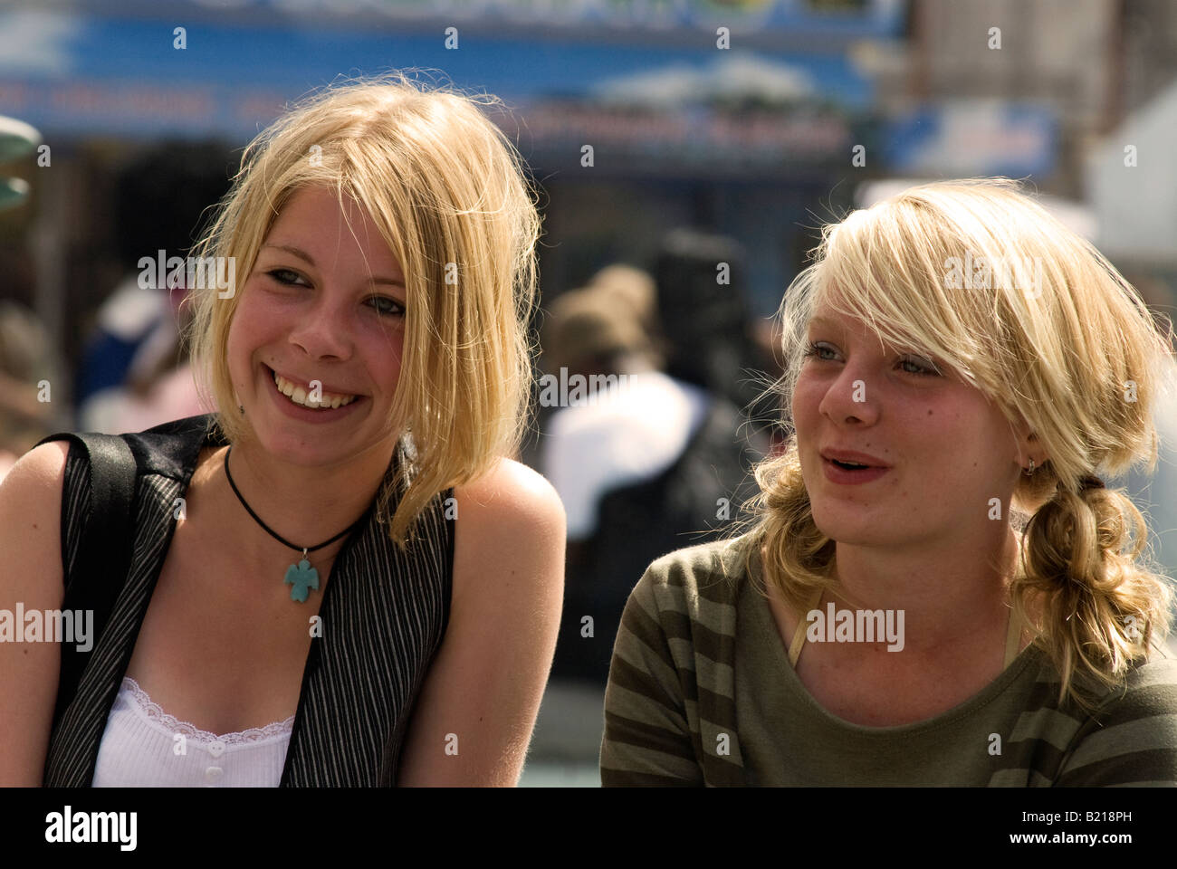 Dos mujeres jóvenes en el Orgullo Gay Londres Sábado 5 de julio de 2008 Foto de stock