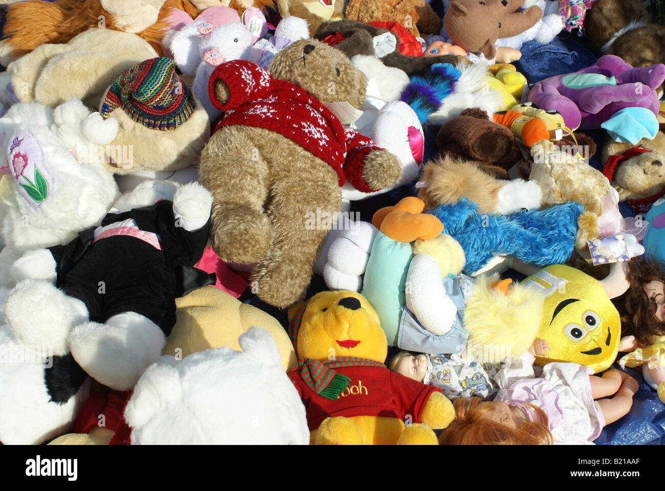 Los juguetes de peluche para su venta en un mercadillo al aire libre  Fotografía de stock - Alamy