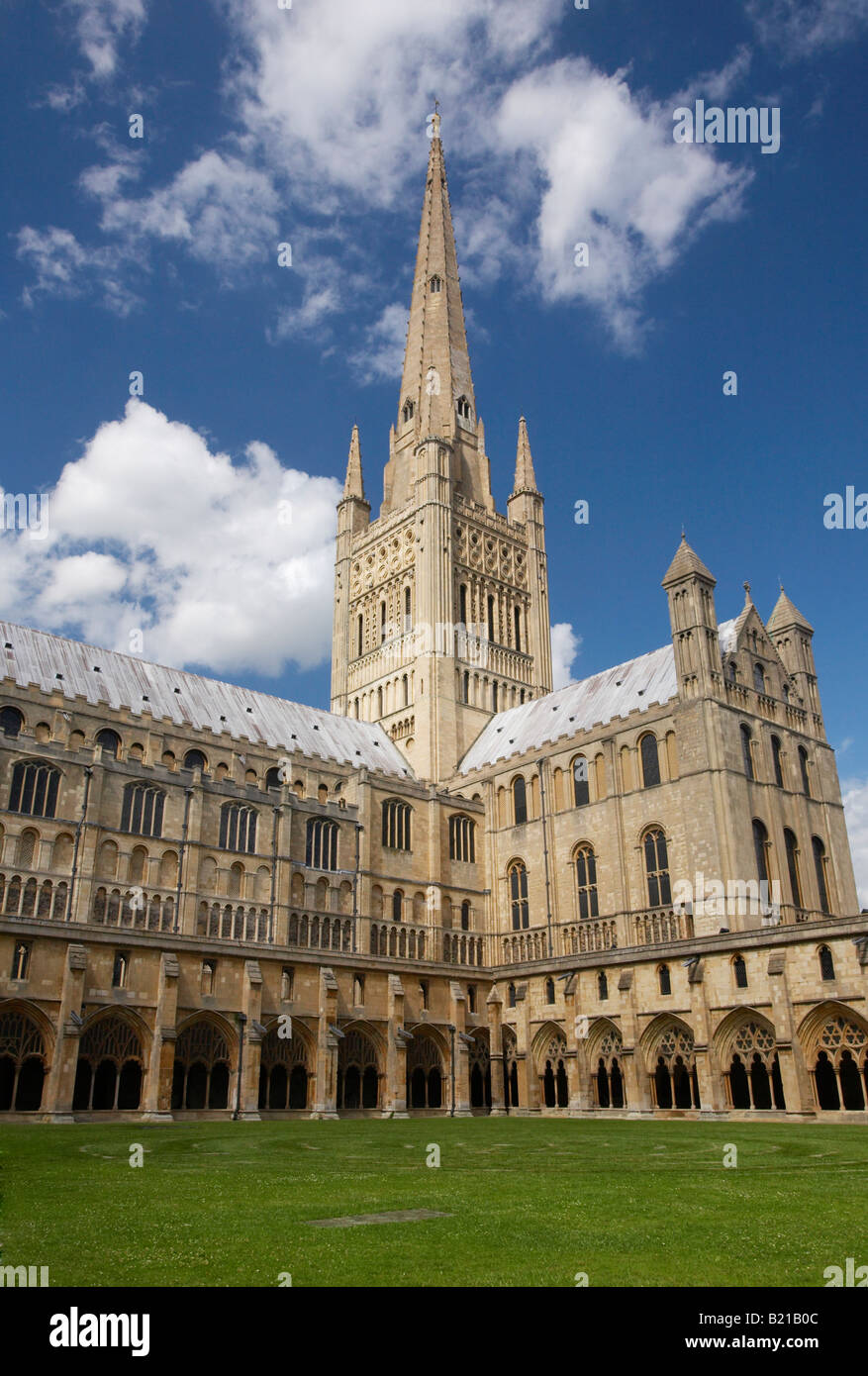 Catedral de Norwich en un brillante día de verano Foto de stock