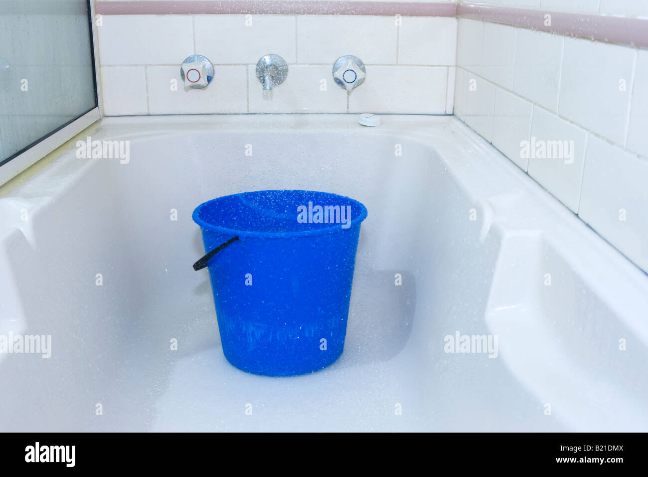 Baño de ahorro de agua fotografías e imágenes de alta resolución - Alamy