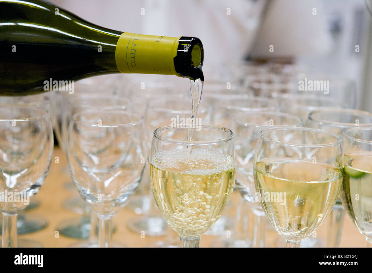 Verter el vino en copas en una recepción o fiesta Foto de stock