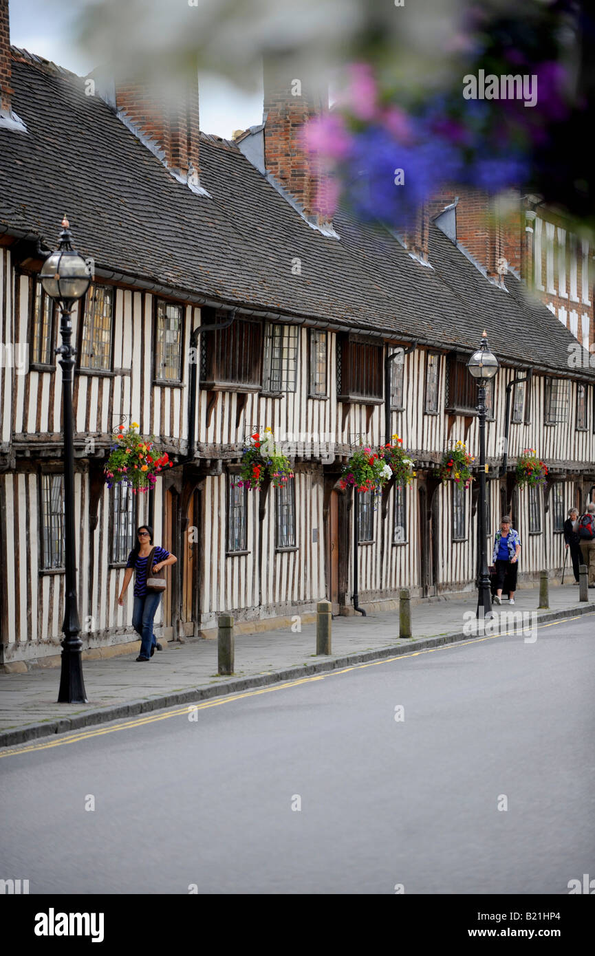 El entramado de madera del siglo XV Almshouses Church Street, adyacente a la capilla del gremio en Stratford-upon-Avon. Foto de stock