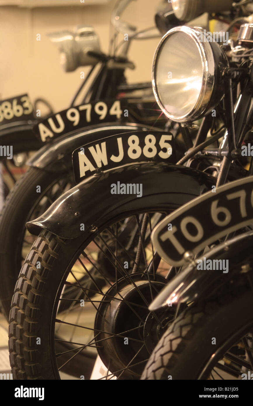 Una colección de motos antiguas en un museo en tono sepia Fotografía de  stock - Alamy