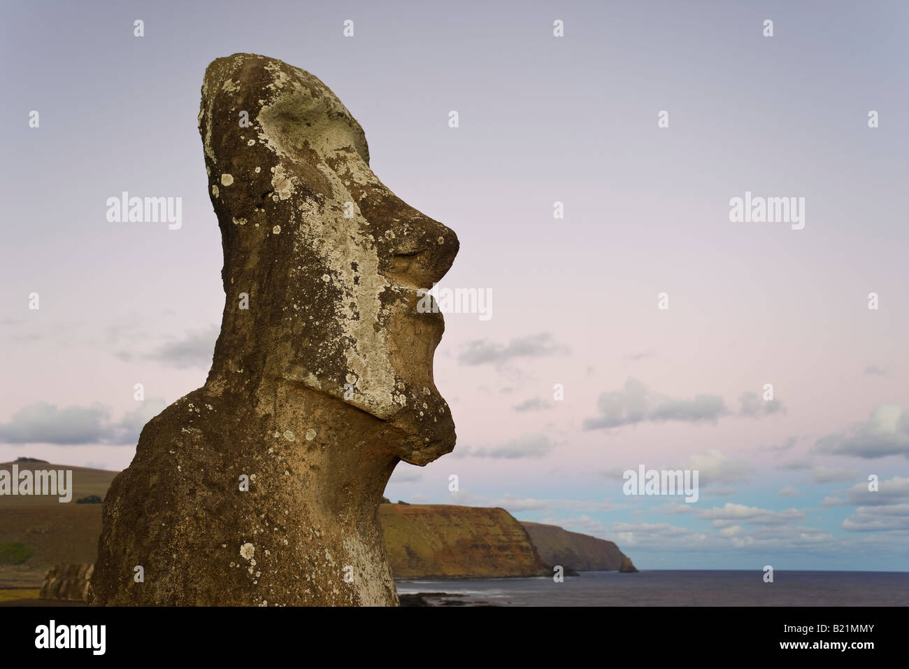 América del Sur Chile Rapa Nui Isla de Pascua Isla de Pascua ver al  anochecer de un solitario monolítico de piedra gigantesca estatua Moai en  Tongariki Fotografía de stock - Alamy