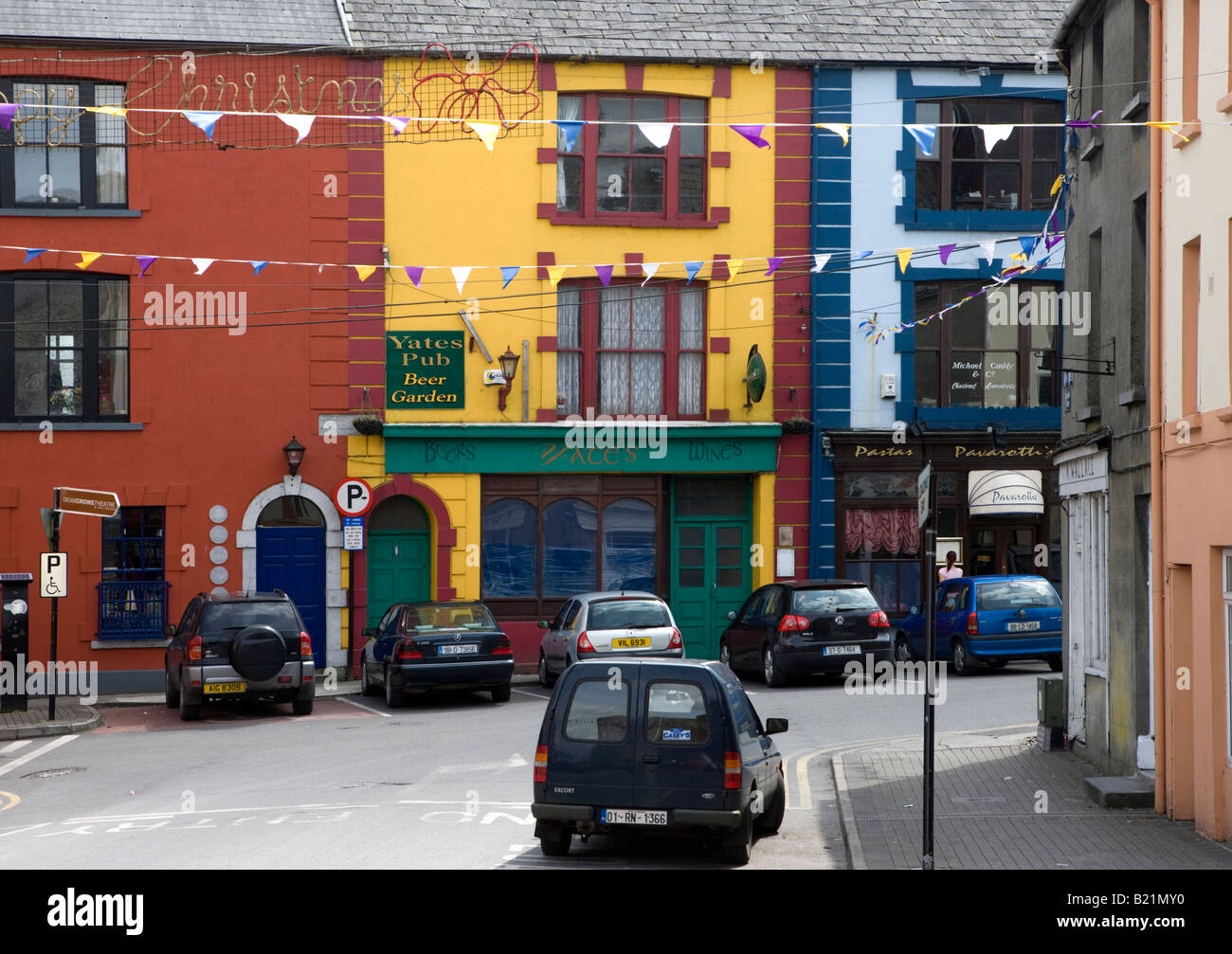 Irish calle con las casas pintadas con colores brillantes, Condado de Westmeath Athlone, Irlanda Foto de stock
