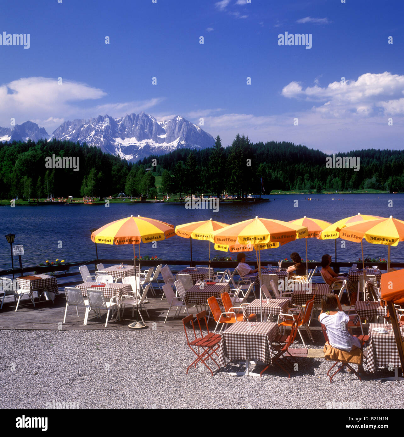 Cafés junto al lago Schwarzsee cerca de Kitzbuhel Foto de stock