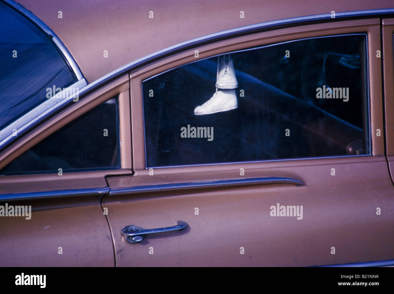 Par de zapato bebé botines colgados en car window Fotografía de stock - Alamy