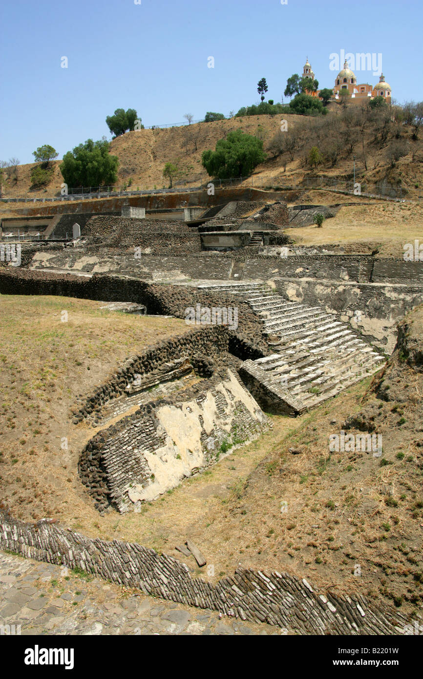 Edificio 5, sitio arqueológico Cholula, la Gran Pirámide de Cholula y la iglesia de Nuestra Señora de los Remedios, en el fondo, México Foto de stock