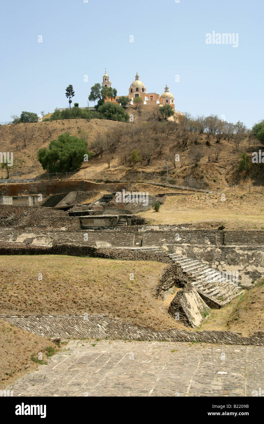 Edificio 5, sitio arqueológico Cholula, la Gran Pirámide de Cholula y la iglesia de Nuestra Señora de los Remedios, en el fondo, México Foto de stock