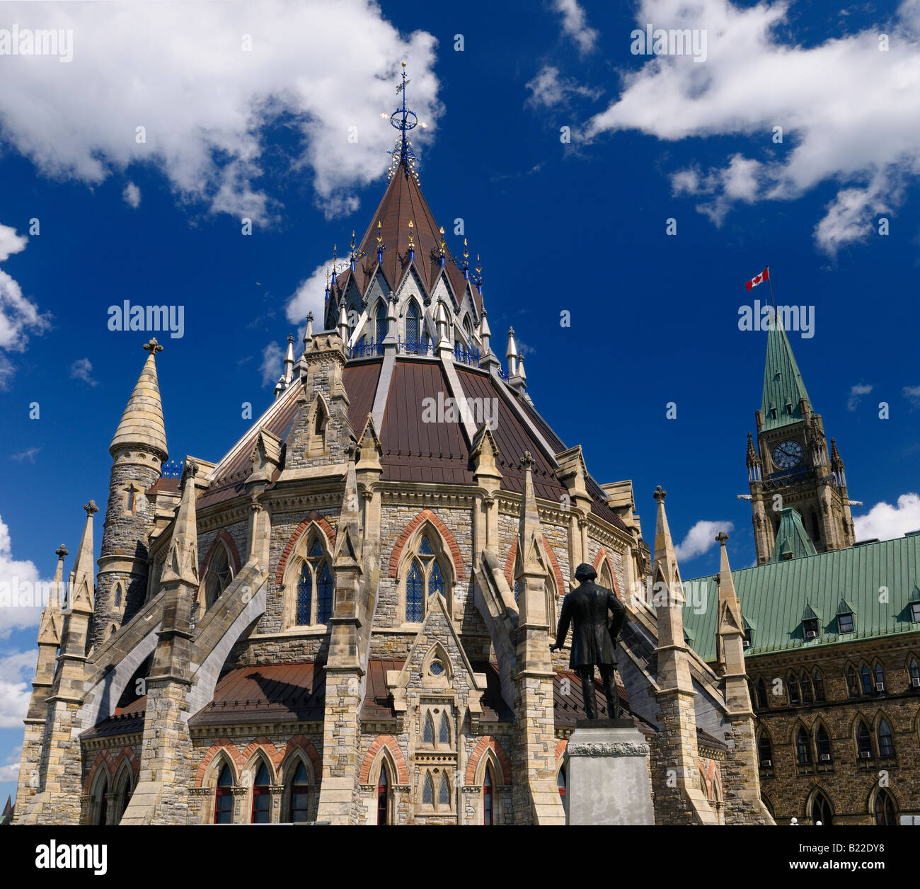 Biblioteca rehabilitada y bloque central con la Torre de la paz de los edificios del Parlamento poder legislativo del gobierno federal en Ottawa, capital de Canadá Foto de stock