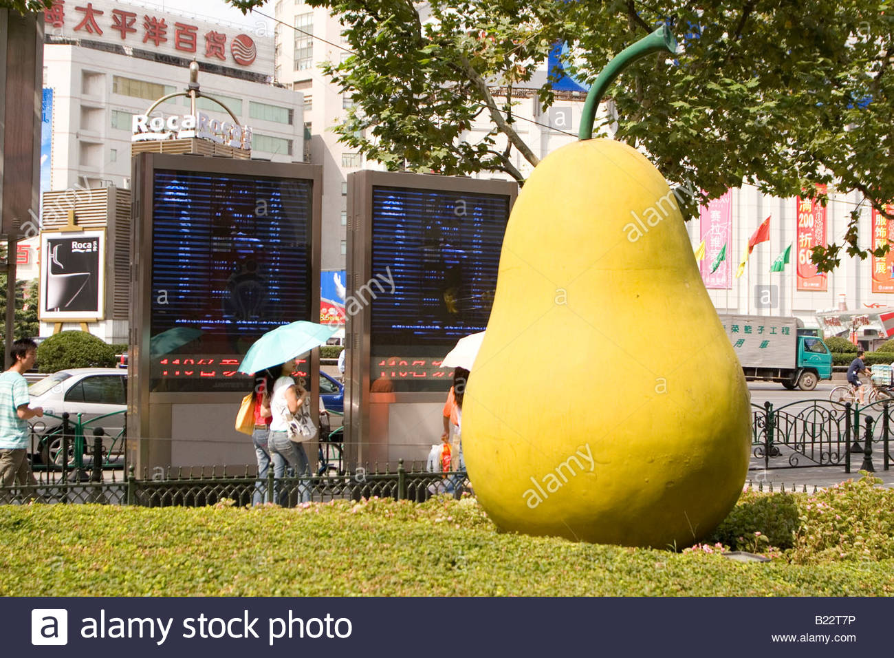 el-arte-publico-en-la-forma-de-una-pera-gigante-se-encuentra-sobre-una-calle-en-el-centro-de-shangai-b22t7p.jpg