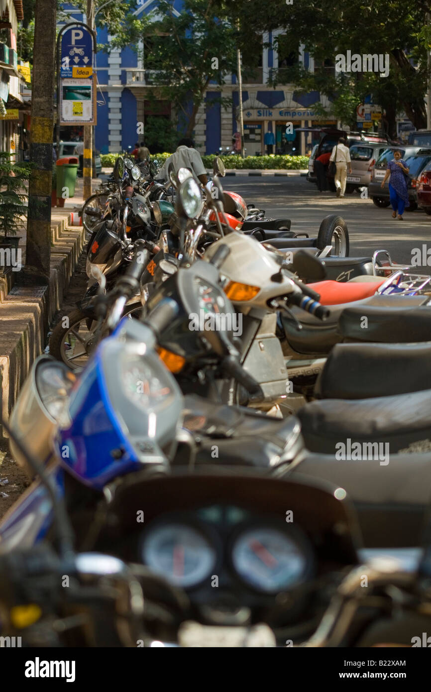Las motos se alinean en el jardín municipal en Panjim (Panaji, la capital de Goa, India. Foto de stock