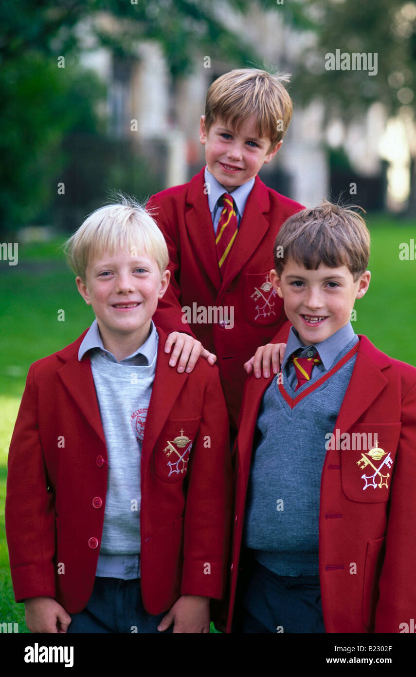 Retrato de tres niños sonrientes en uniforme escolar, Inglaterra Foto de stock
