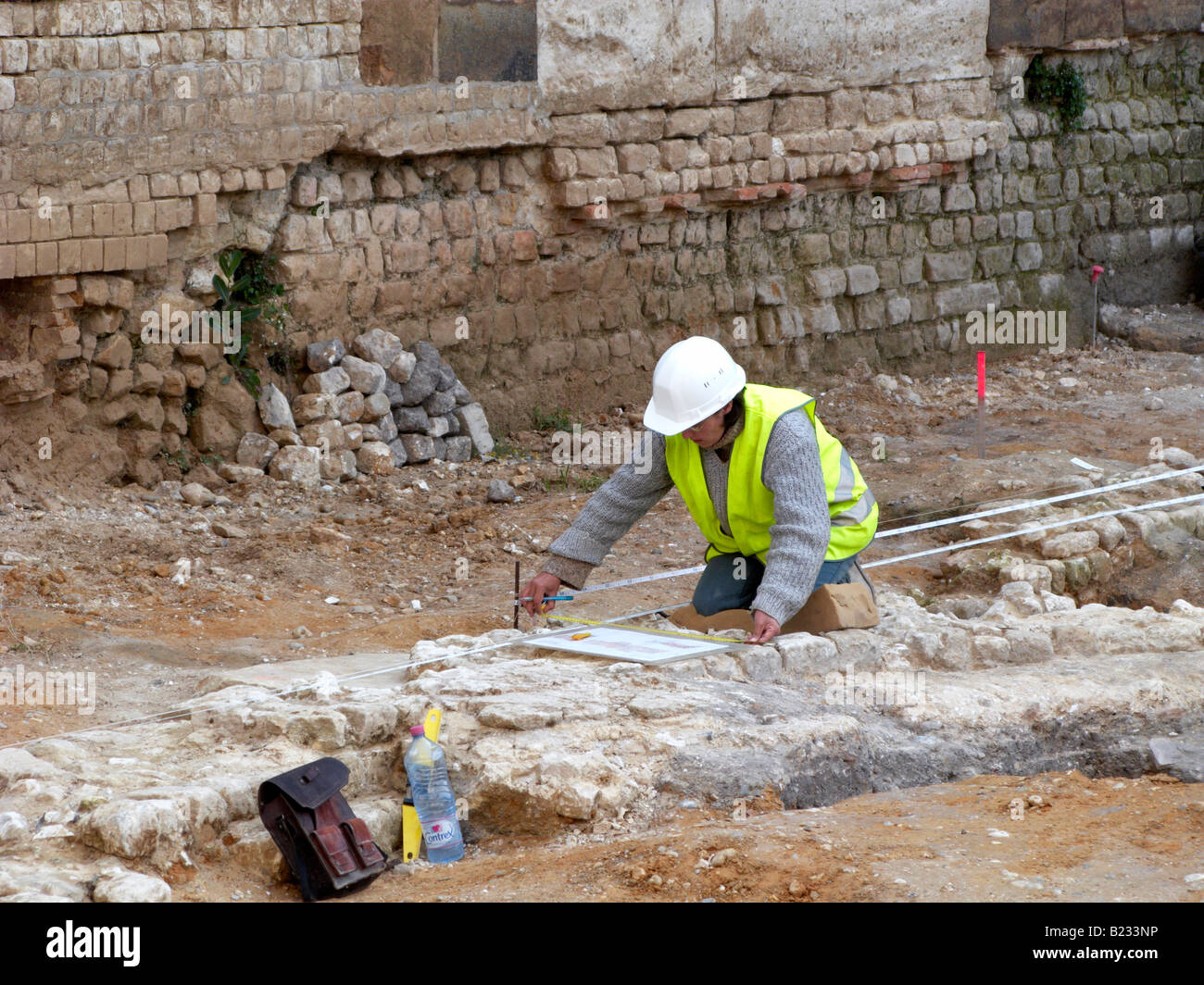 Arqueólogo en el trabajo de excavación de la Iglesia en el norte de Francia BEAUVAIS Foto de stock