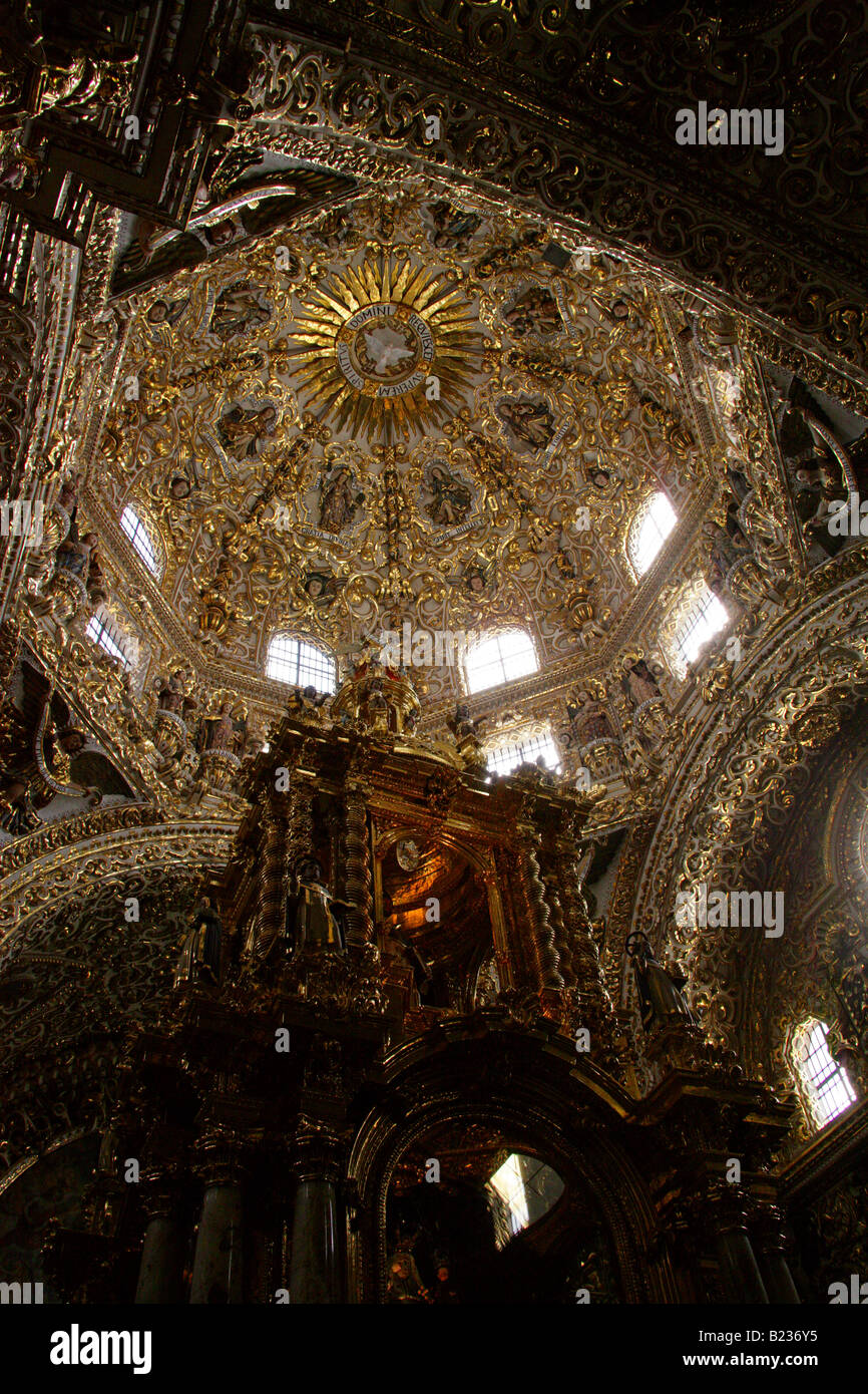 El interior de la Iglesia de Santo Domingo de Guzmán de la ciudad de Puebla México Foto de stock