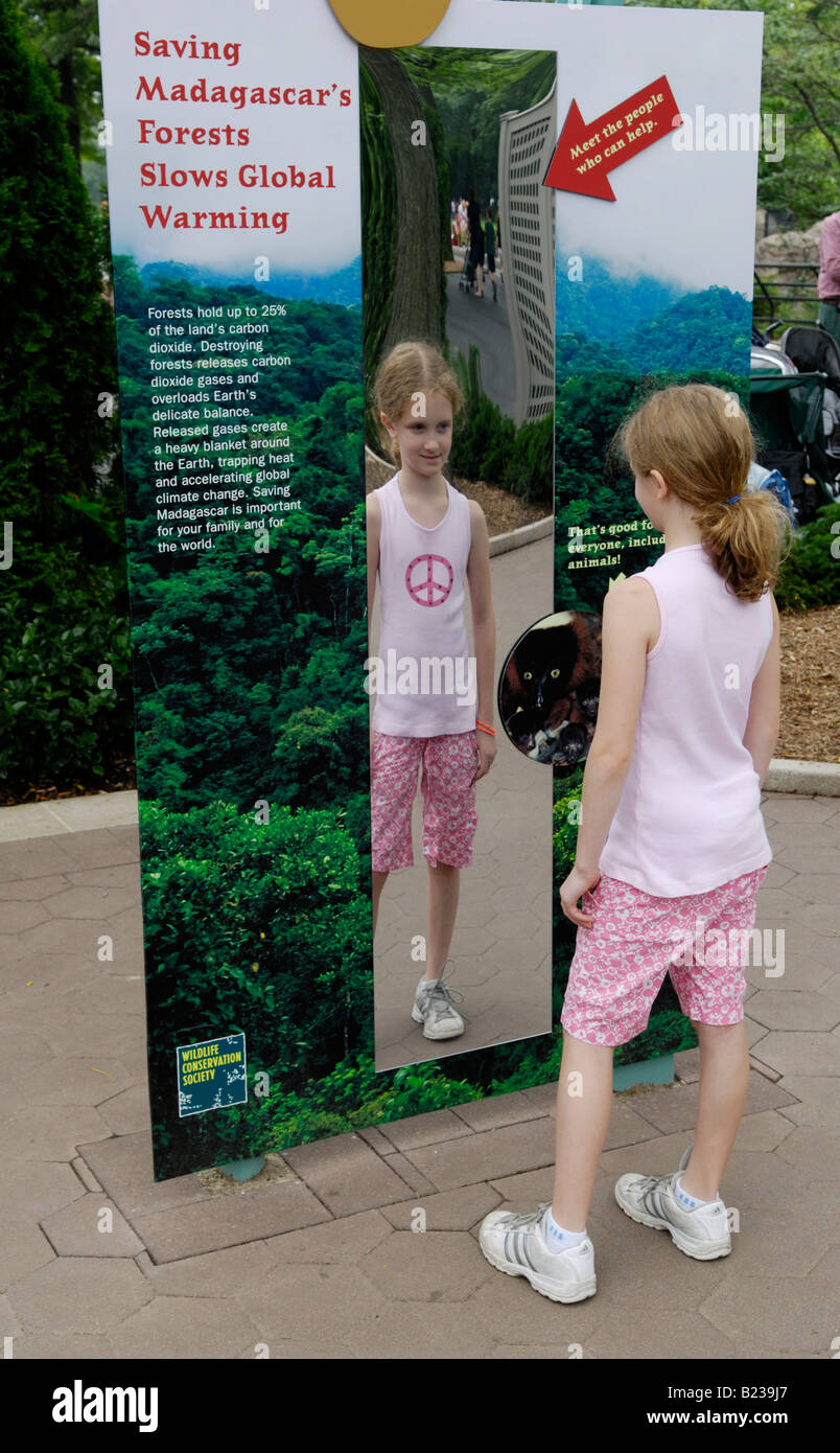 Chica, 9,10 en una pantalla de educación ambiental en un zoológico Foto de stock