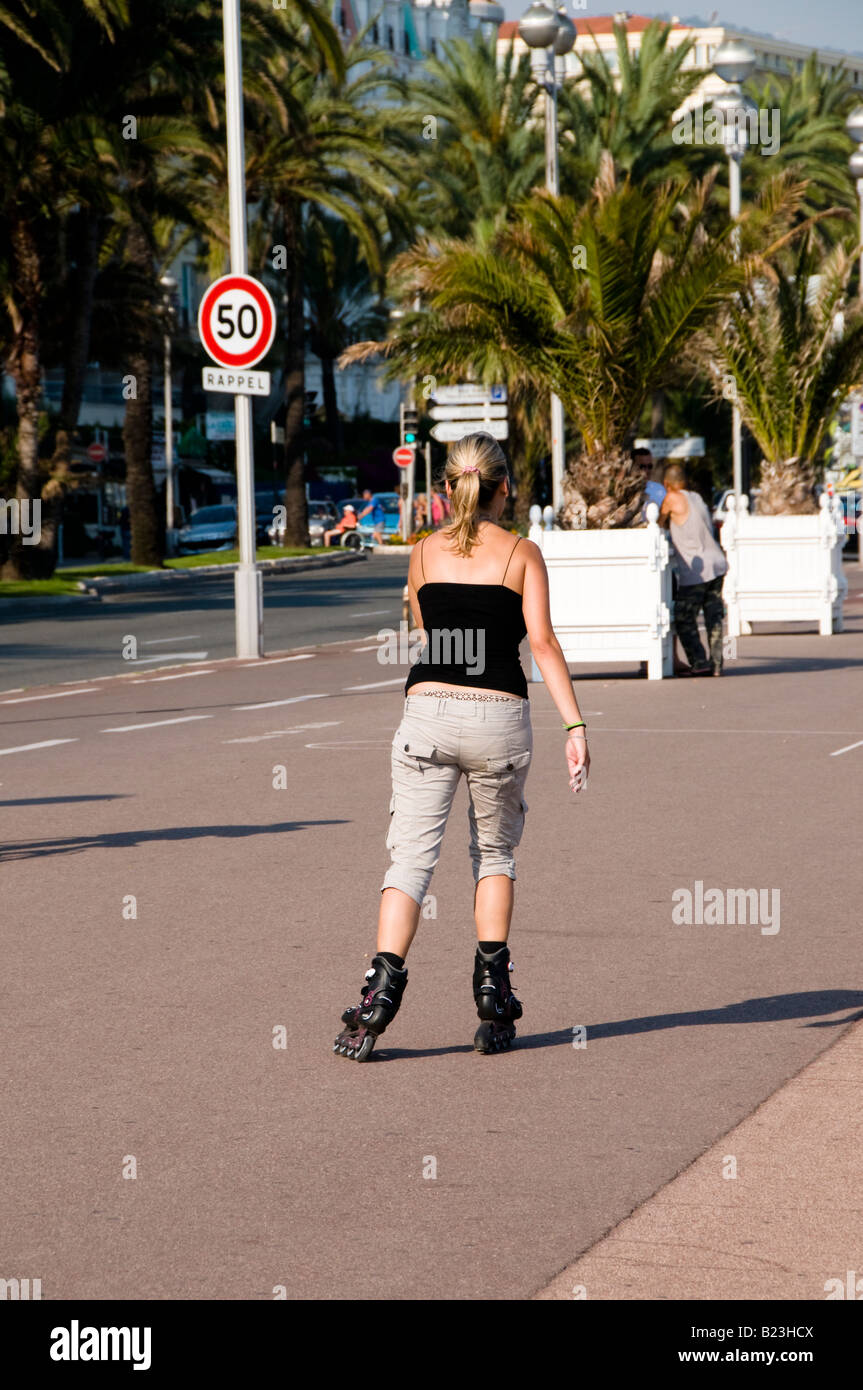Una mujer joven andar en patines a lo largo de la Promenade des Anglais,  Nice, Francia Fotografía de stock - Alamy