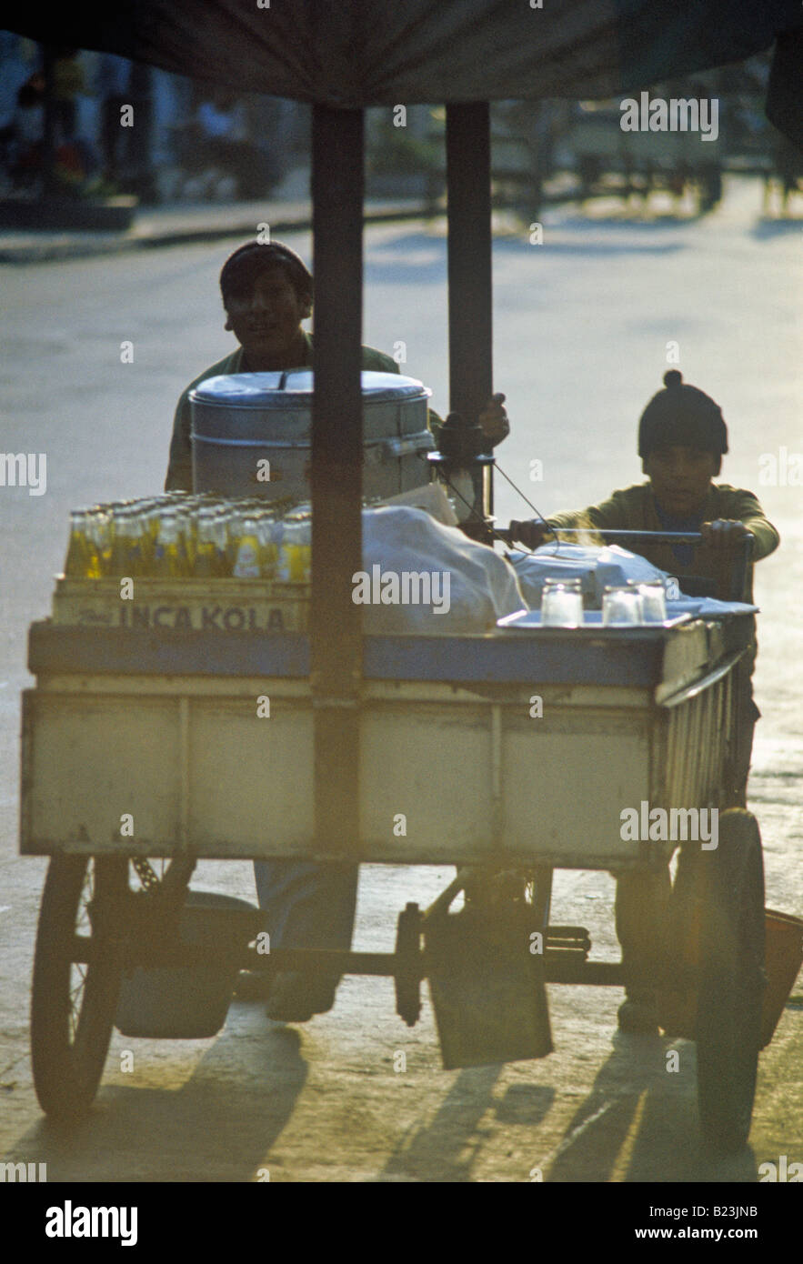 Vehículo de inca kola vendedores de bebidas en la mañana la ciudad de Lima, Perú Foto de stock