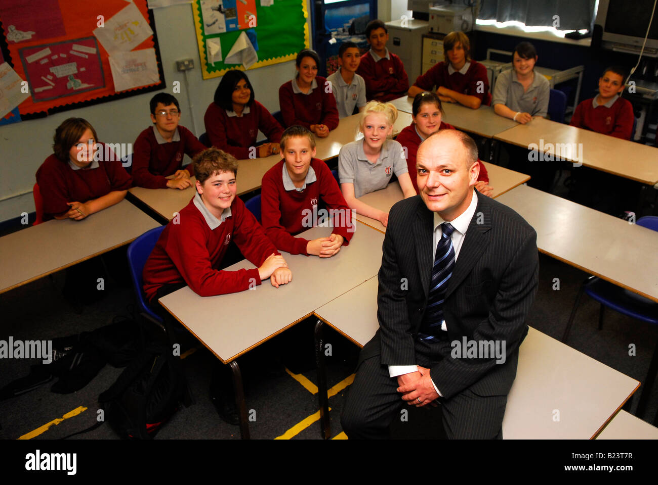 Director en el aula con los alumnos, Whitton School, Hounslow, Middlesex, Reino Unido Foto de stock