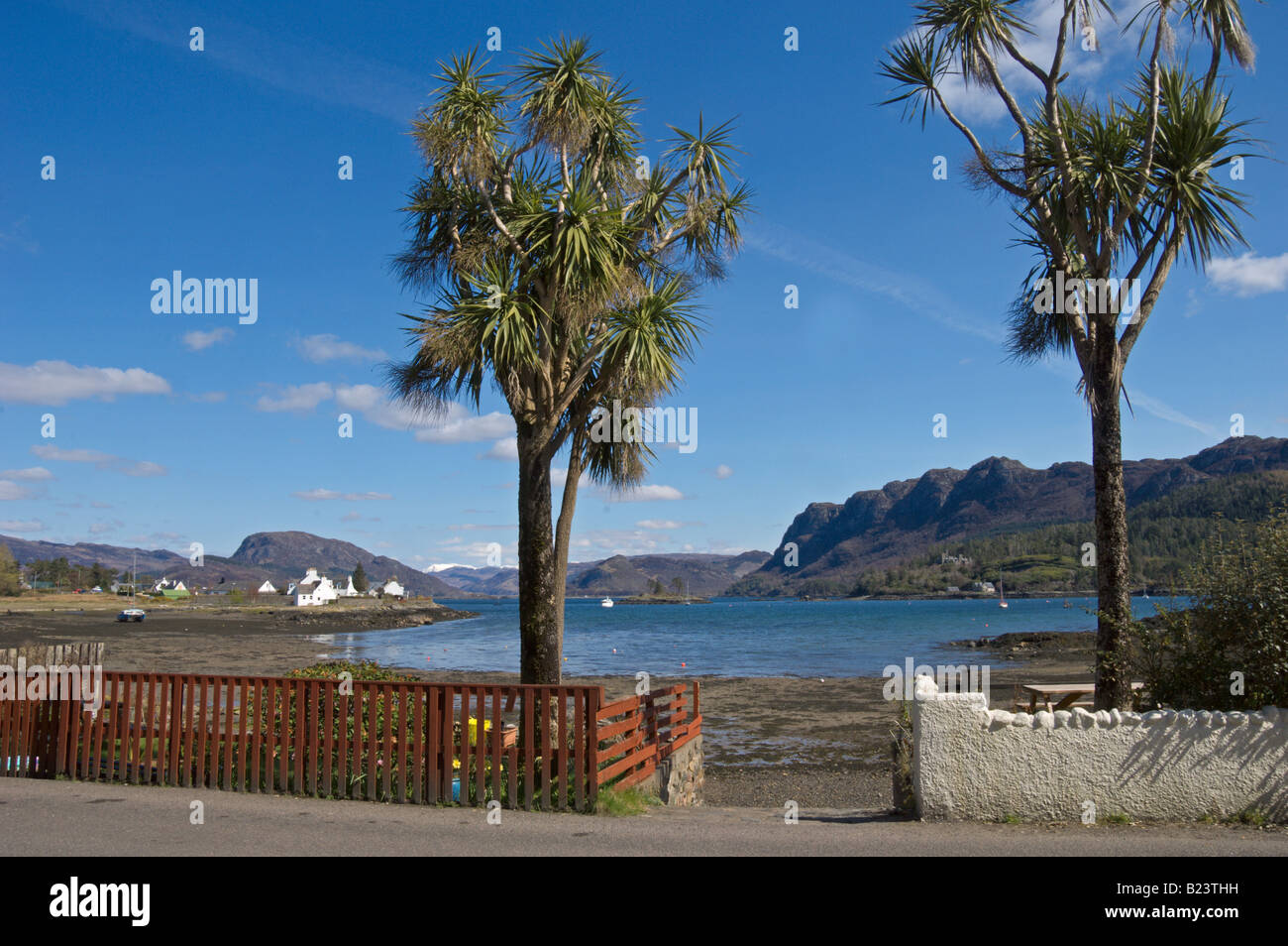 Plockton Loch Carron región de Tierras Altas de Escocia de abril de 2008 Foto de stock