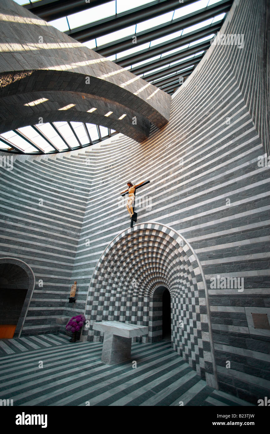 Interior de la Iglesia de San Juan Bautista Mogno, Fusio, municipio de Lavizzara, Val Maggiore, Tesino, Suiza Foto de stock
