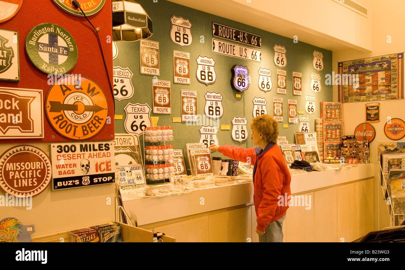 Mujer caucásica de 55 a 60 tiendas de recuerdos en la Route 66 Museo Clinton EEUU OK Foto de stock