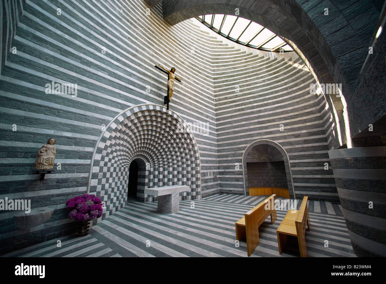 Interior de la Iglesia de San Juan Bautista Mogno, Fusio, municipio de  Lavizzara, Val Maggiore, Tesino, Suiza Fotografía de stock - Alamy