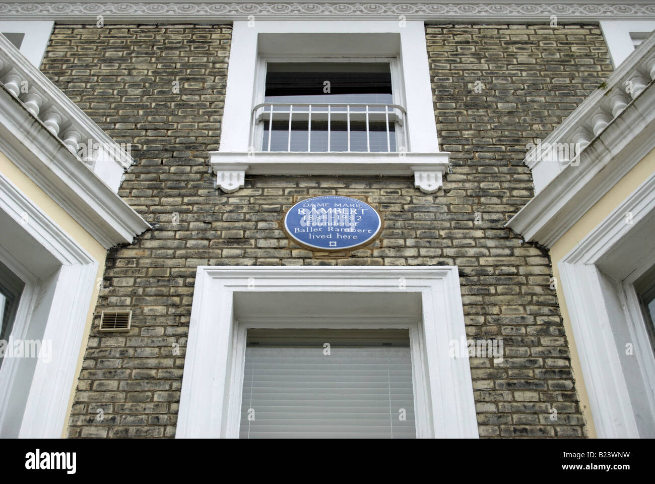 Placa azul marcando una antigua casa de Dame Marie rambert, fundador del Royal Ballet, en campden Hill Gardens, Londres, Inglaterra Foto de stock