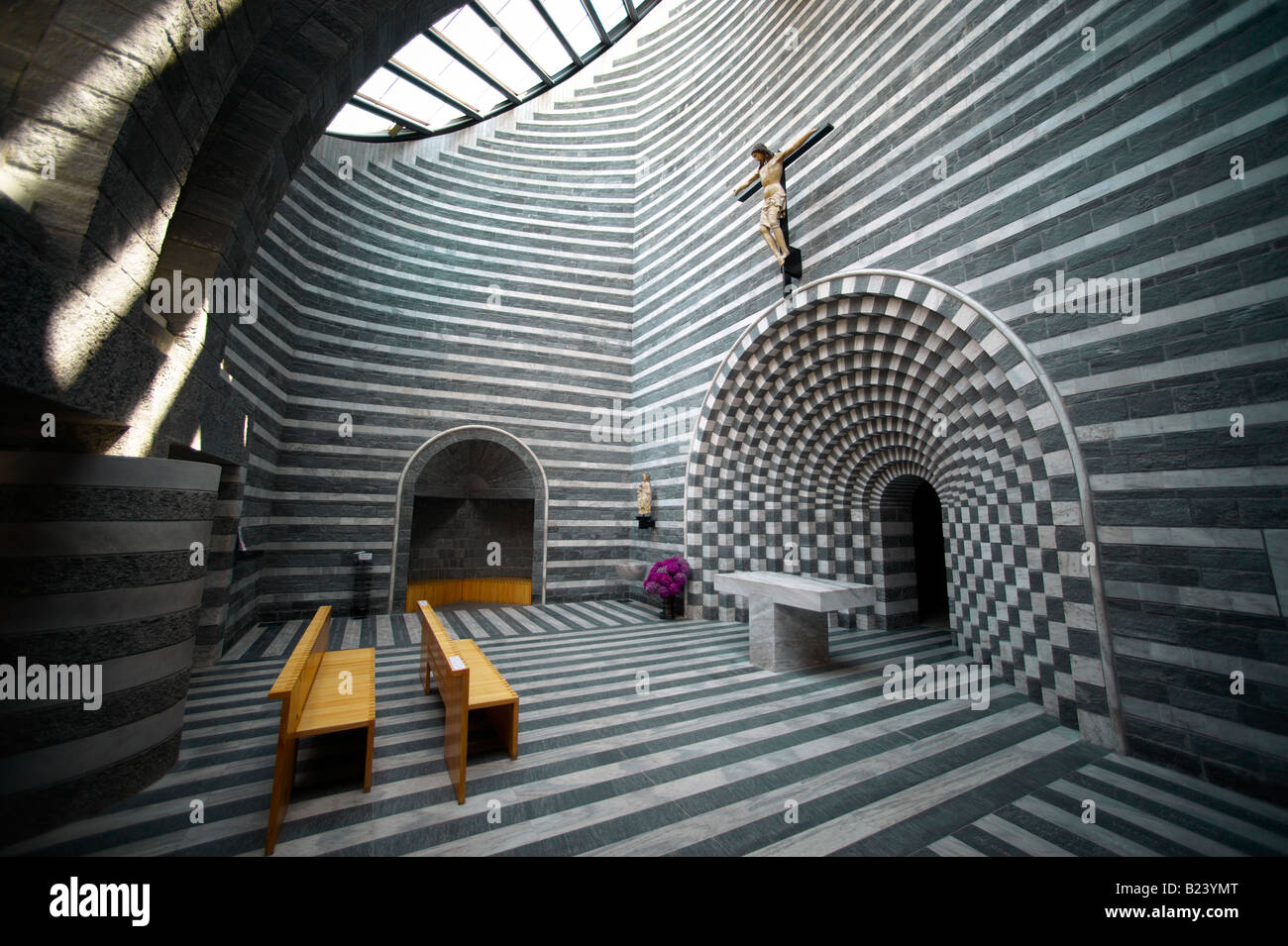 Interior de la Iglesia de San Juan Bautista Mogno, Fusio, municipio de Lavizzara, Val Maggiore, Tesino, Suiza Foto de stock