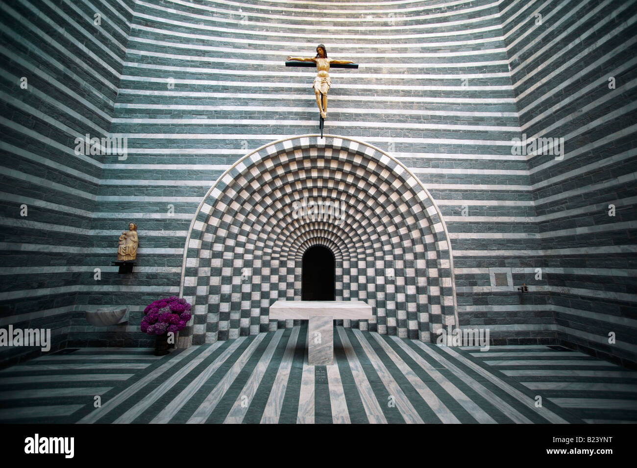 Interior de la Iglesia de San Juan Bautista Mogno, Fusio, municipio de Lavizzara, Val Maggiore, Tesino, Suiza Foto de stock