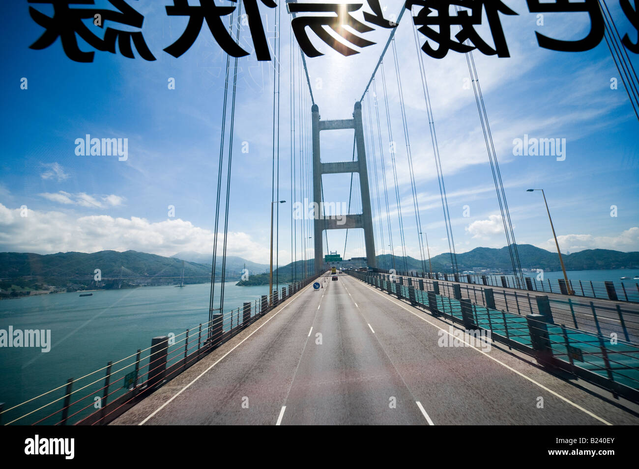 Puente Tsing Ma de Hong Kong vistos a través del parabrisas desde el nivel superior de un double-deck bus Foto de stock