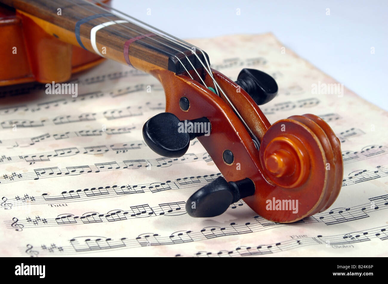 Desplácese con el violín Vintage Partituras Foto de stock