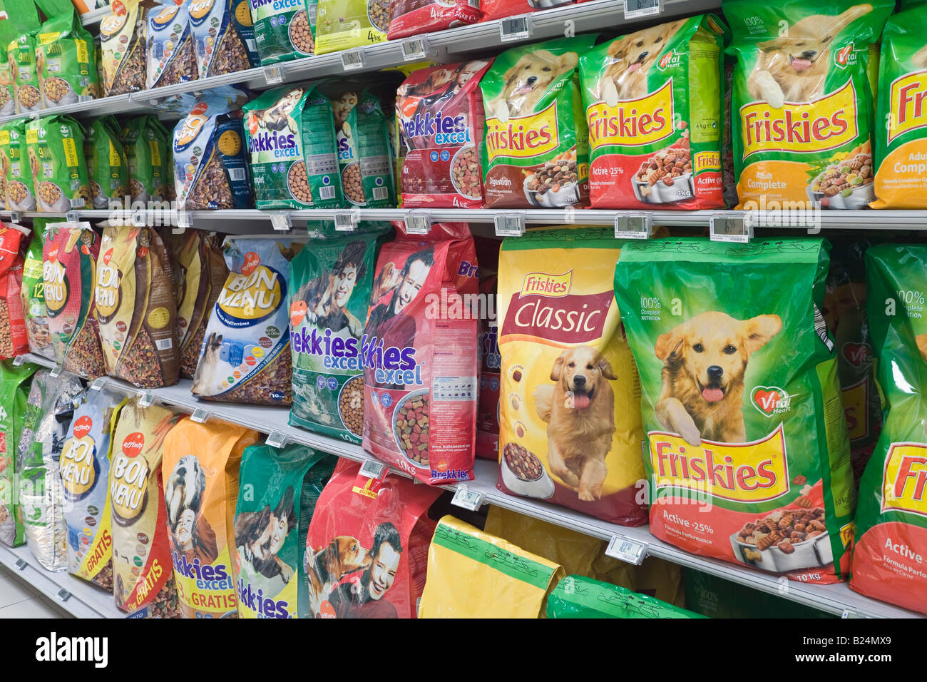 Las diferentes marcas de packeted comida para perros para la venta en el  supermercado Carrefour Torremolinos España Fotografía de stock - Alamy