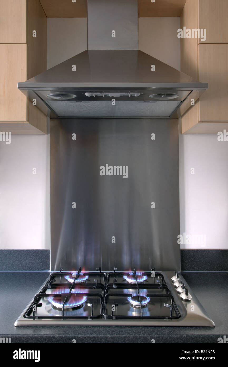 Moderna cocina de acero encimera de gas y campana extractora Fotografía de  stock - Alamy