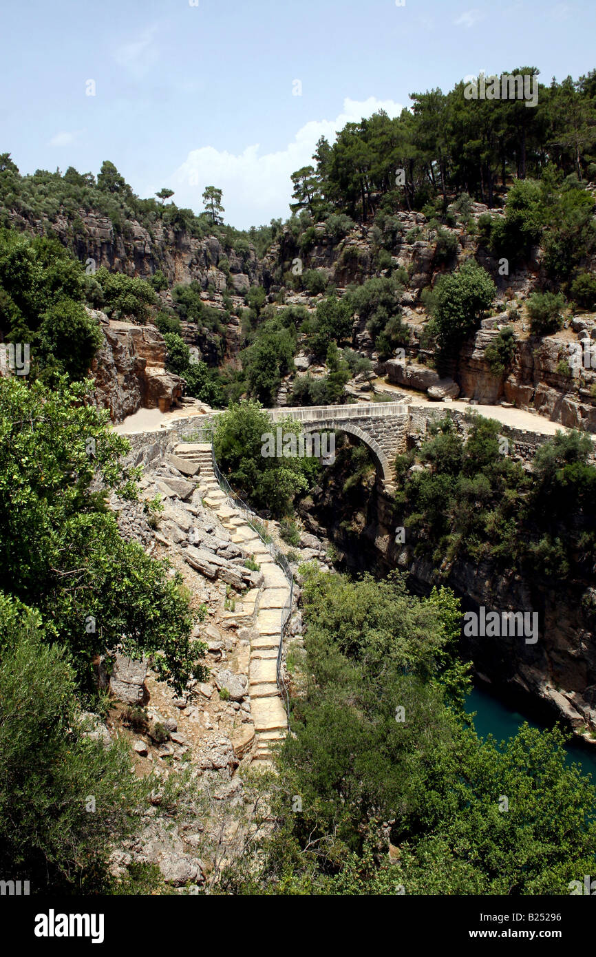 El romano OLUK Puente sobre el cañón y el río KOPRULU. Turquía. Foto de stock