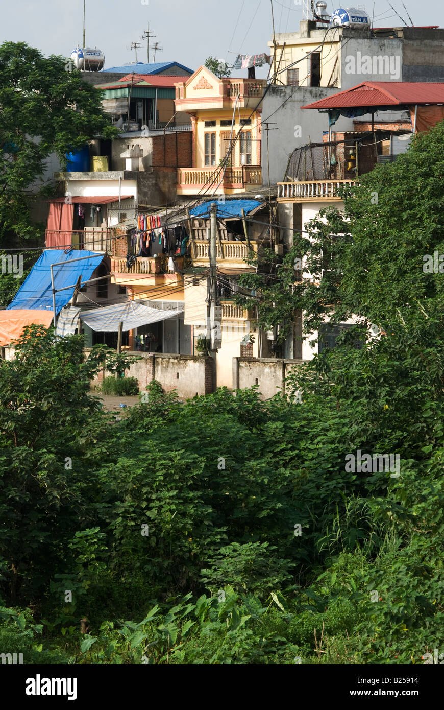 Zona residencial junto al río Rojo de Hanoi, cerca de la larga bien bridge Foto de stock