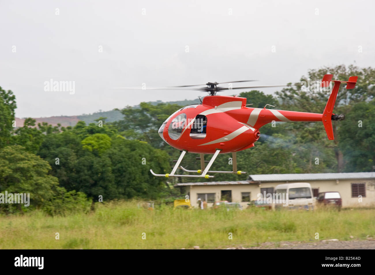 Un hombre vuela un helicóptero controlado por radio Foto de stock