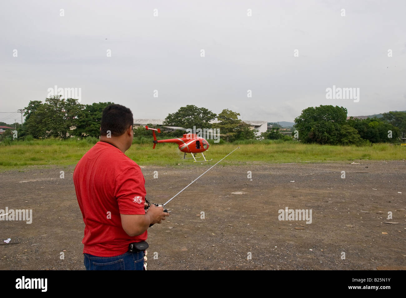 Un hombre vuela un helicóptero controlado por radio Foto de stock