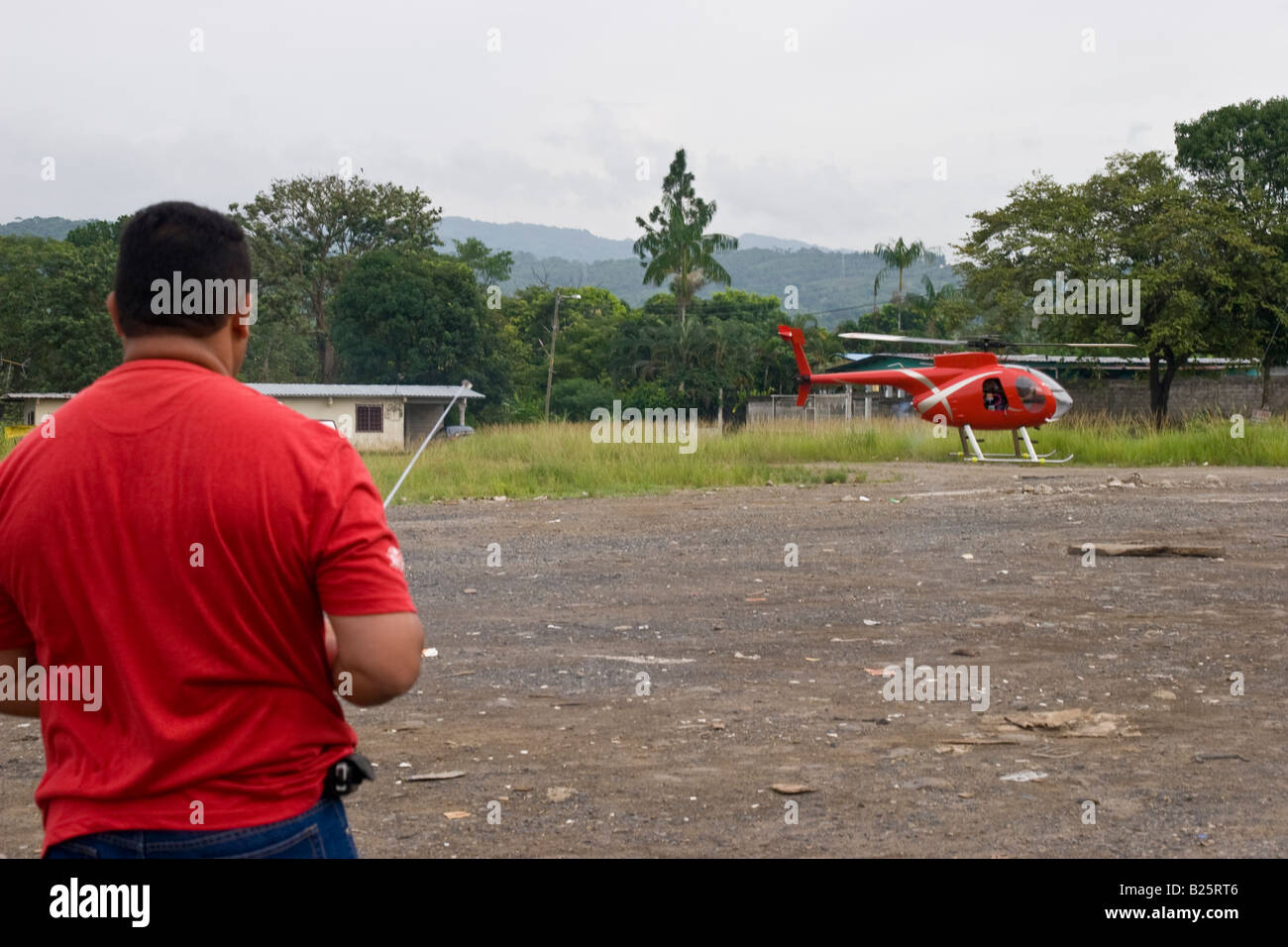 Un hombre vuela un helicóptero controlado por radio Foto de stock