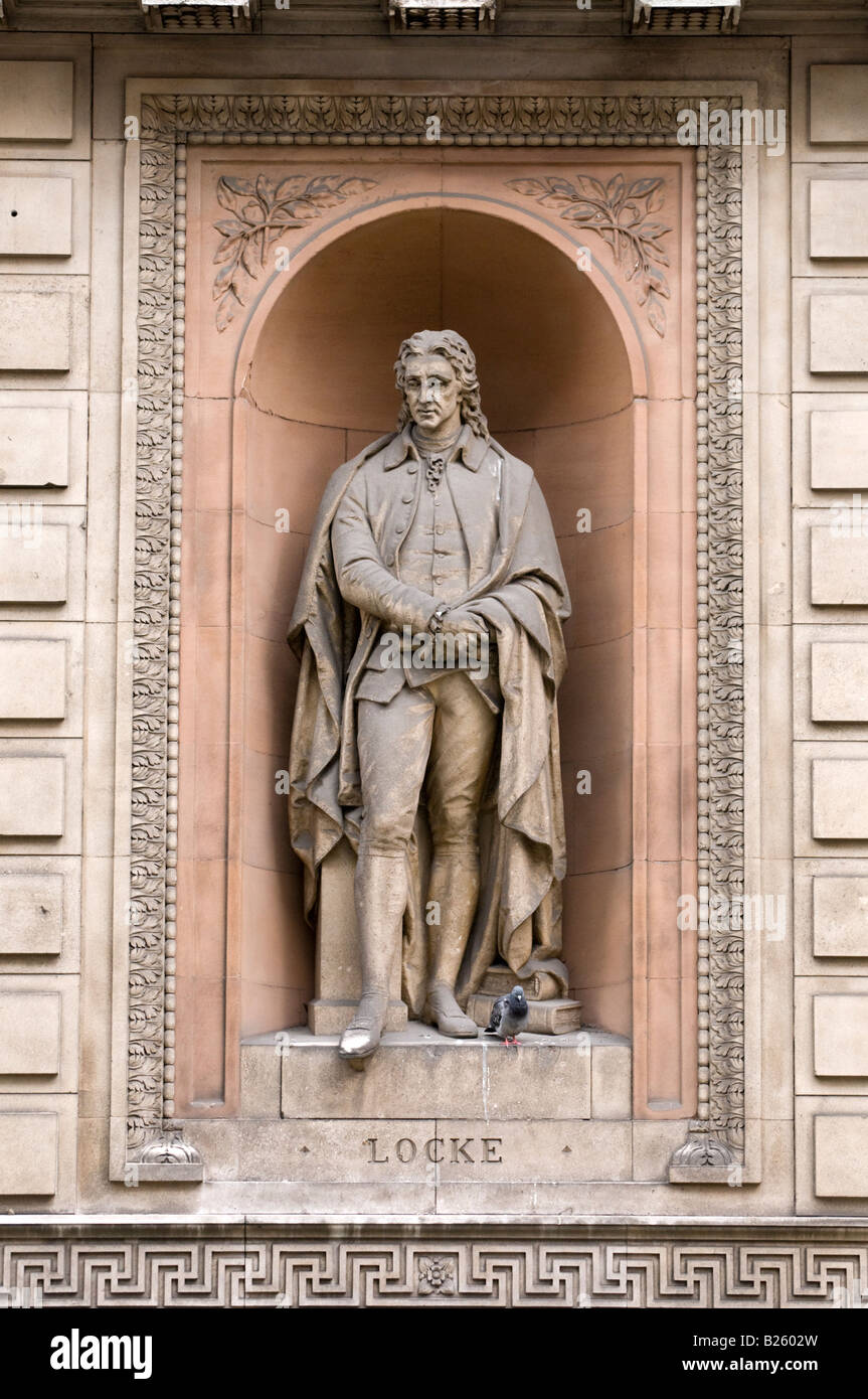 Estatua de John Locke fuera de la Royal Academy of Arts, Londres, Inglaterra, Reino Unido. Foto de stock