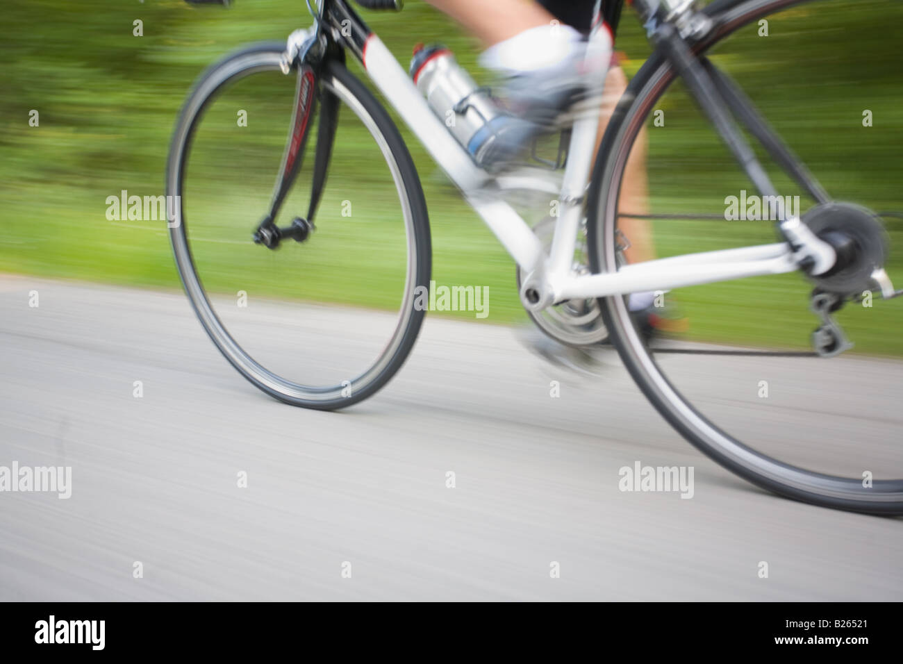 Movimiento borrosa de un ciclista pedaleando Foto de stock