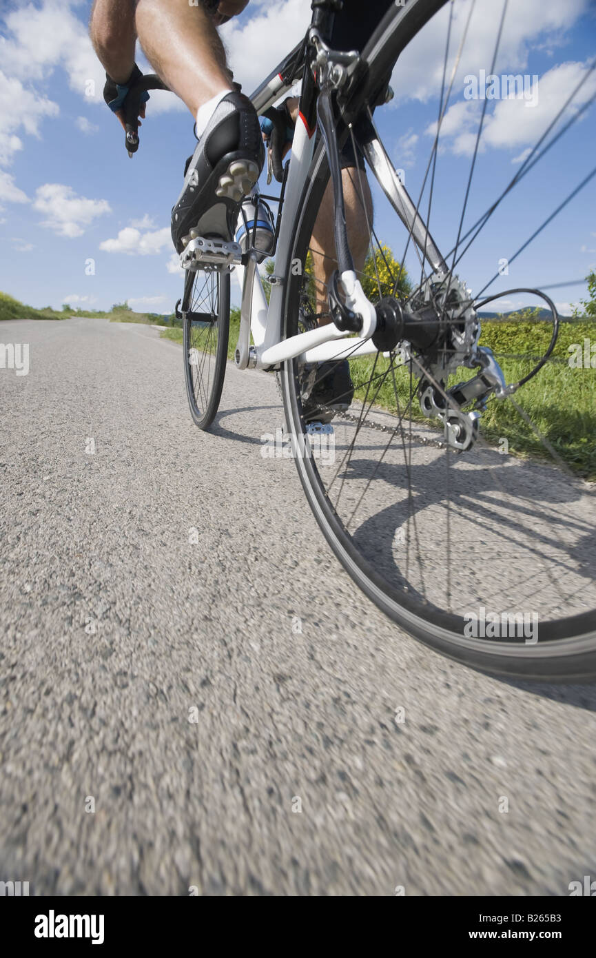 Vista cercana de un ciclista pedaleando Fotografía de stock - Alamy